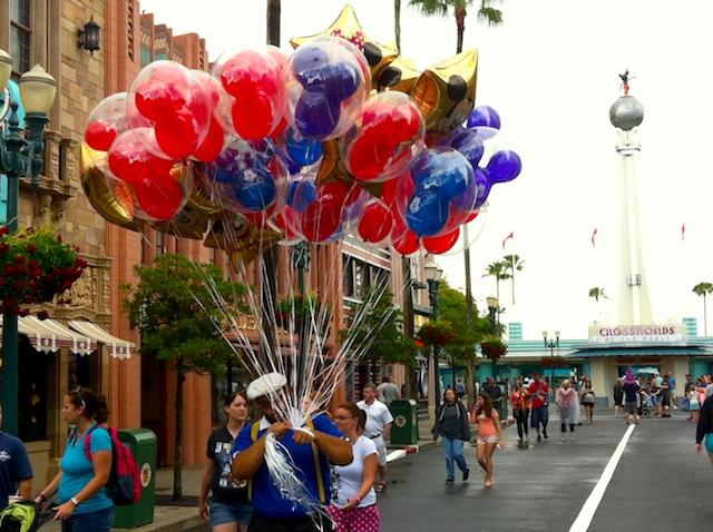 homem com balões do Mickey - Disney Hollywood