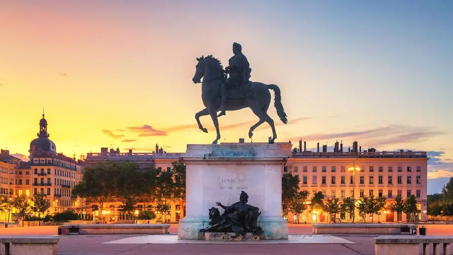 Praça Bellecour, no centro de Lyon ao por dosol: há boas opções de hospedagem nos arredores