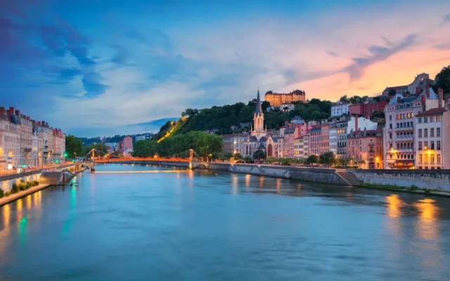 Onde ficar em Lyon: melhores opções de hospedagem. Iamgem: foto do rio em Lyon ao por do sol, com as casas histórias em ambas as margens.