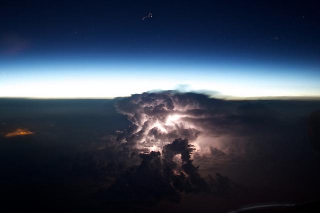 tempestade vista da janela do avião
