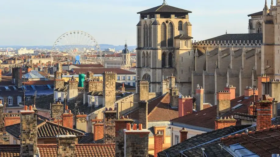 Imagem do alto do centro histórico de Lyon, Vieux Lyon, com catedral ao fundo