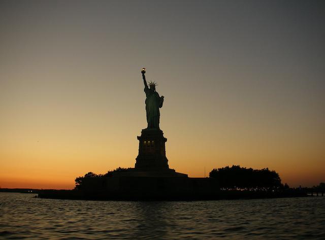 estátua da liberdade noite