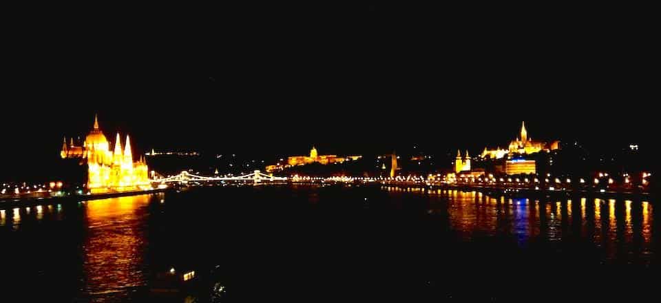 Vista noturna de Budapeste