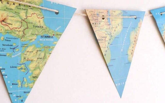 decoracao com tema de viagem bandeiras