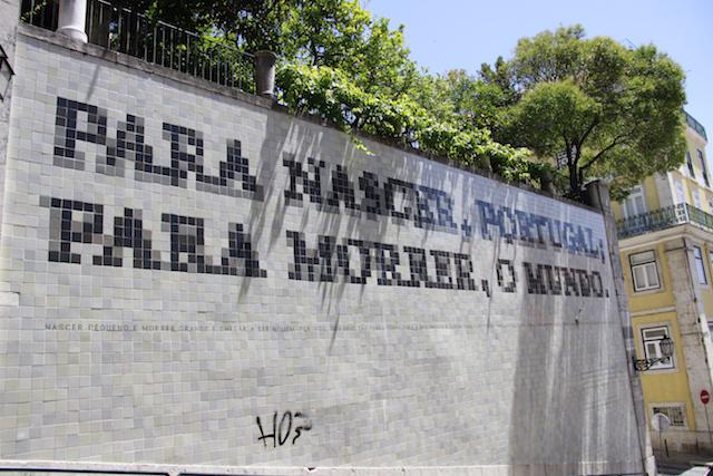 Painel de azulejo nas ruas de Lisboa - Portugal