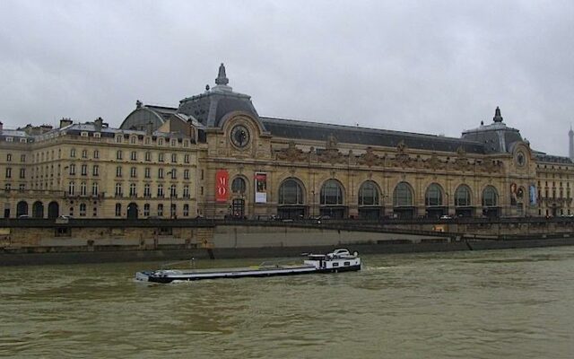 Museu D'Orsay e Sena, em Paris