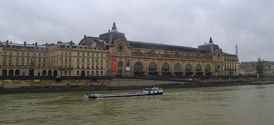 Museu D'Orsay e Sena, em Paris