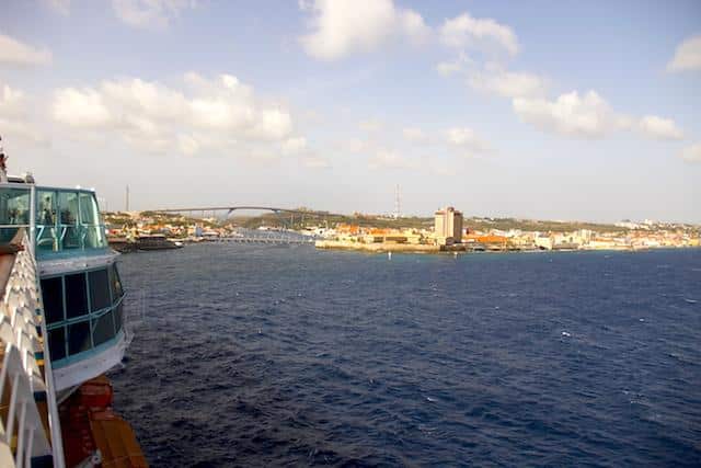 Vista do navio Monarch, em Curaçao