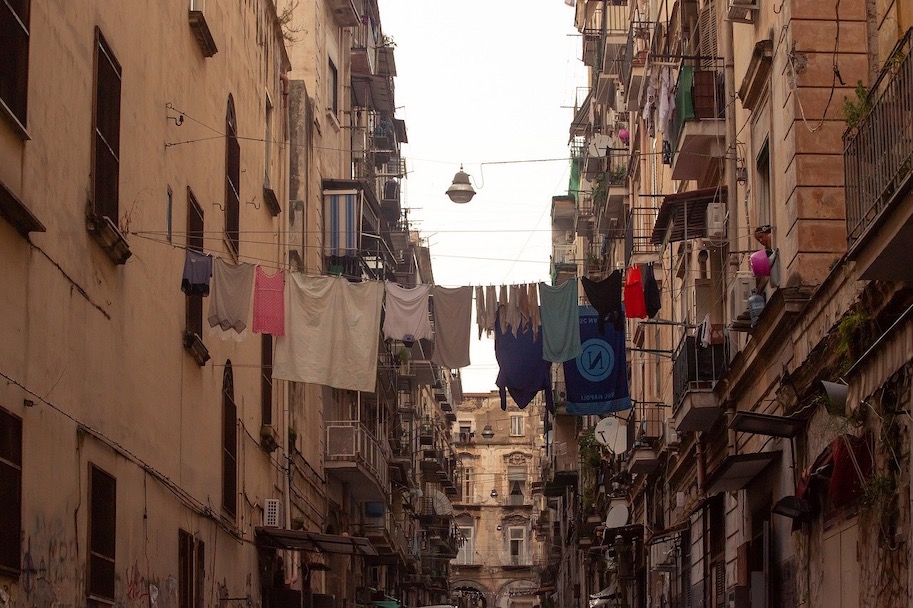 seguranca e cuidados em napoles italia