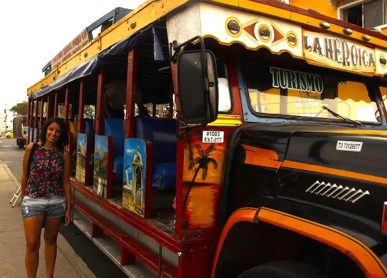 Chiva Rumba Bus em Cartagena das Índias, Colômbia