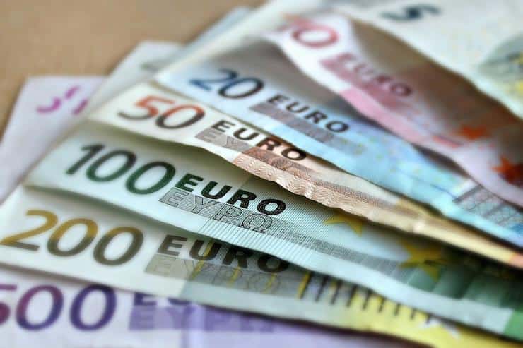 notas de euro - orçamento de viagem