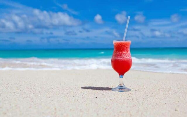 Drink em uma praia do caribe