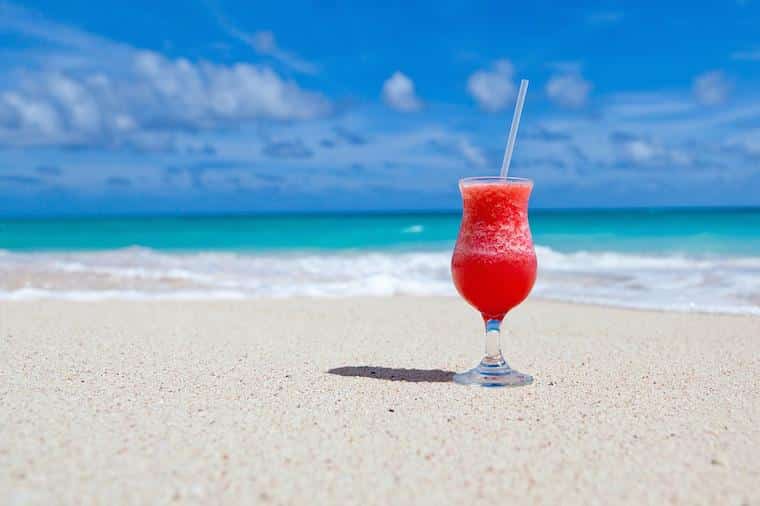 Drink em uma praia do caribe