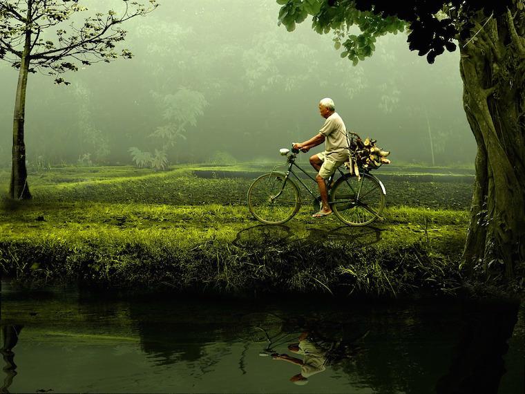 Homem velho na bicicleta