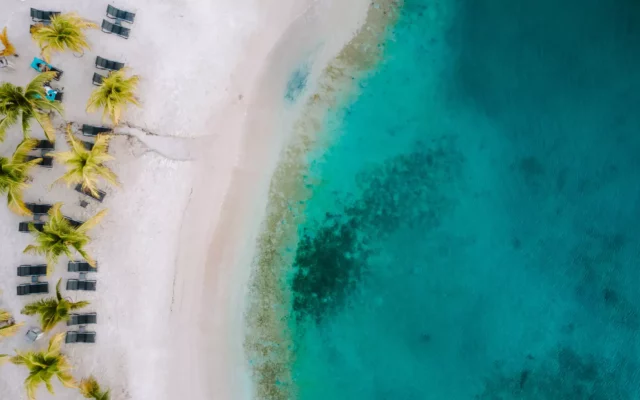 Vista aérea de drone de praia onde ficar em Curaçao