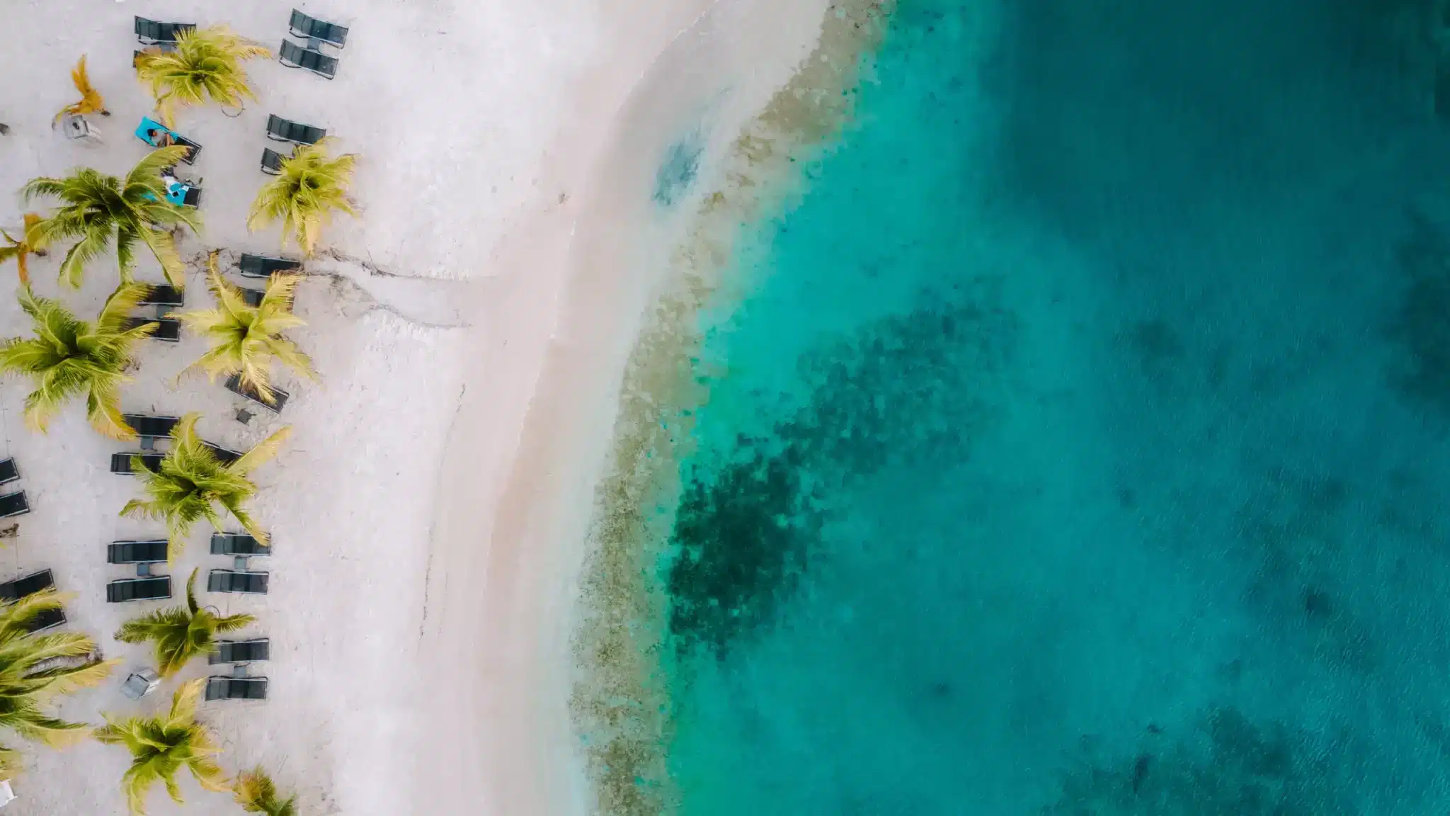 Vista aérea de drone de praia onde ficar em Curaçao