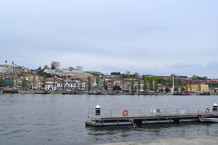 Vila Nova de Gaia vista do Cais da Ribeira Porto