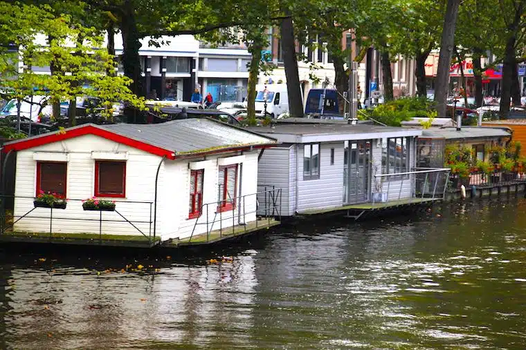 House boats nos canais de Amsterdam