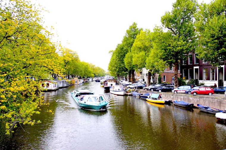 Passeio de barco pelos canais de Amsterdam