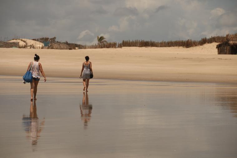 Passeio pela praia de Caburé