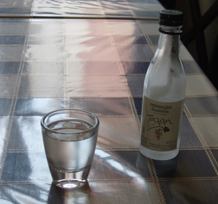 Tsipouro bebida grega