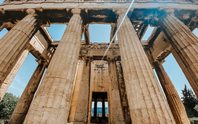 Foto das pilastras da Ágora antiga de Atenas, uma das principais atrações da cidade