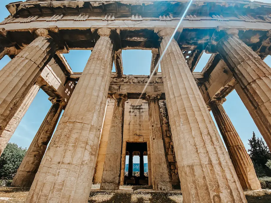 Foto das pilastras da Ágora antiga de Atenas, uma das principais atrações da cidade
