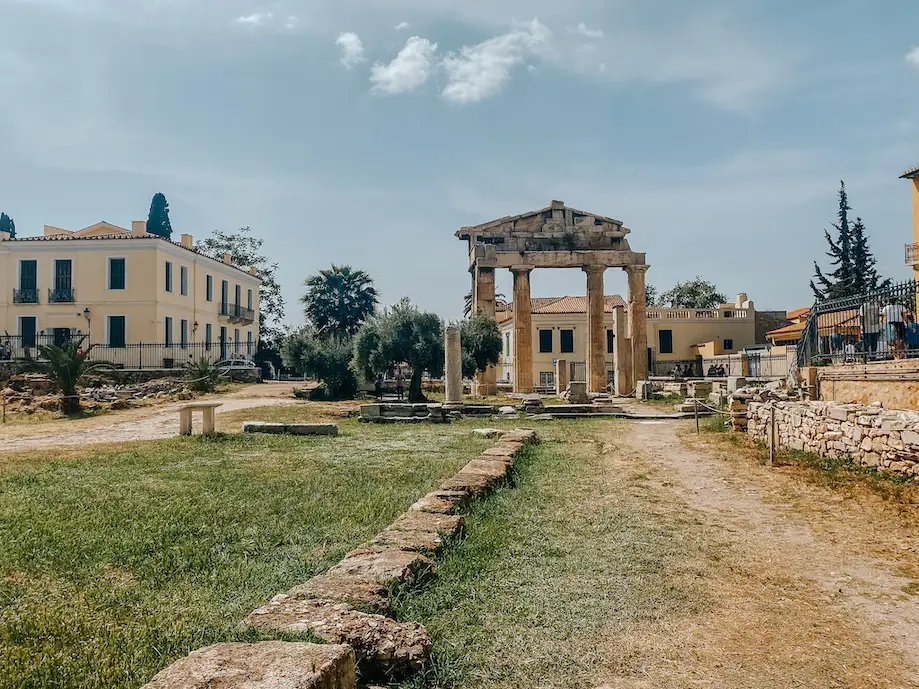 Foto das pilastras da Ágora Romana, uma das principais atrações de Atenas