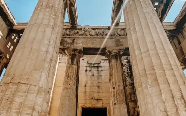 Foto das pilastras da Ágora antiga de Atenas, uma das principais atrações da cidade