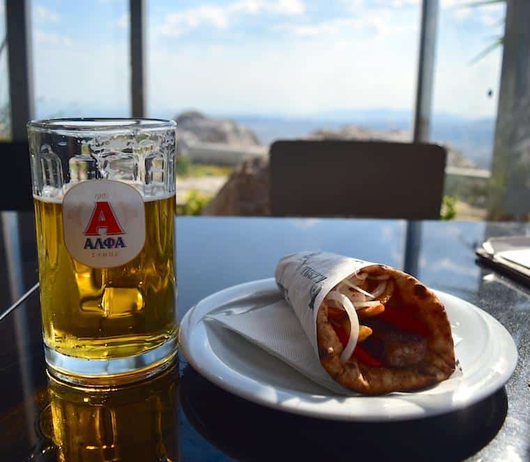 souvlaki e cerveja comida grega