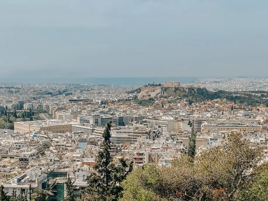 O que fazer em Atenas: vista da cidade a partir do Monte Licabeto, com a Acrópole e o mar ao fundo