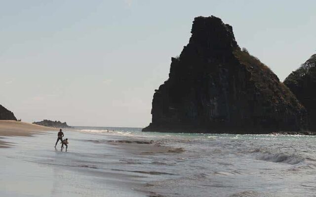 praia da cacimba do padre, em noronha, com os dois irmãos