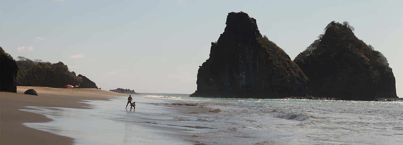 praia da cacimba do padre, em noronha, com os dois irmãos