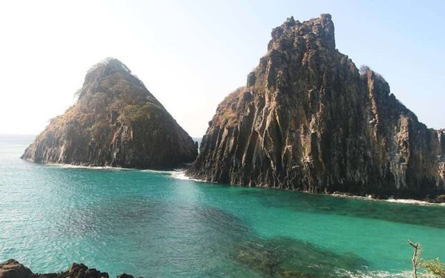 mar verde de fernando de noronha com morros dois irmãos