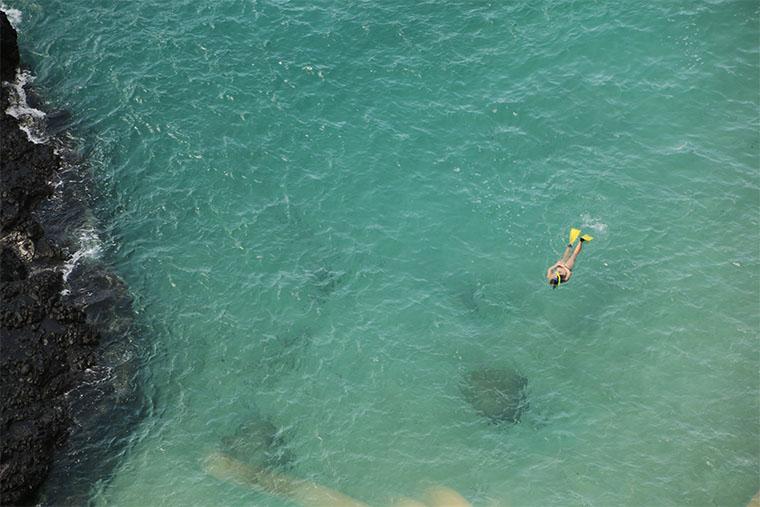 homem faz snorkeling em fernando de noronha