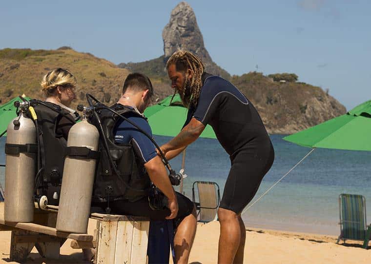 Bodão dá instruções antes de casal Mergulhar em Noronha