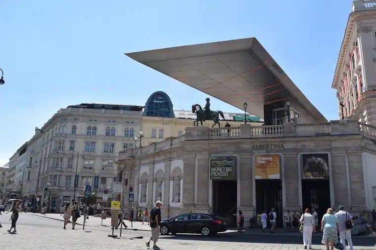 DIA 1 EM VIENA: Casa de Mozart, Comer barato, Biblioteca e Ópera