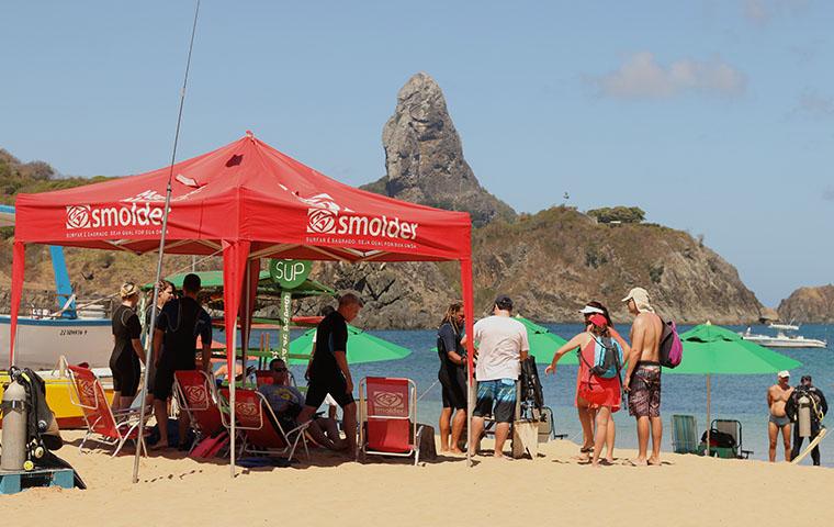 barraca da empresa Mar de Noronha, na Praia do Porto