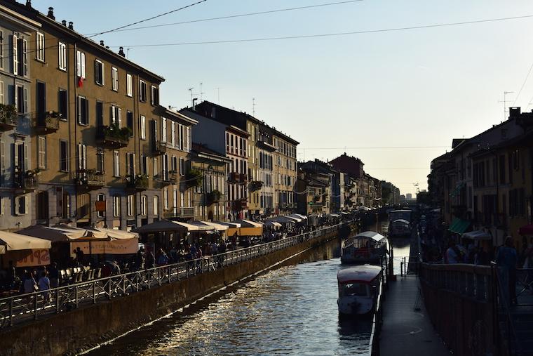 noite em milao navigli por do sol