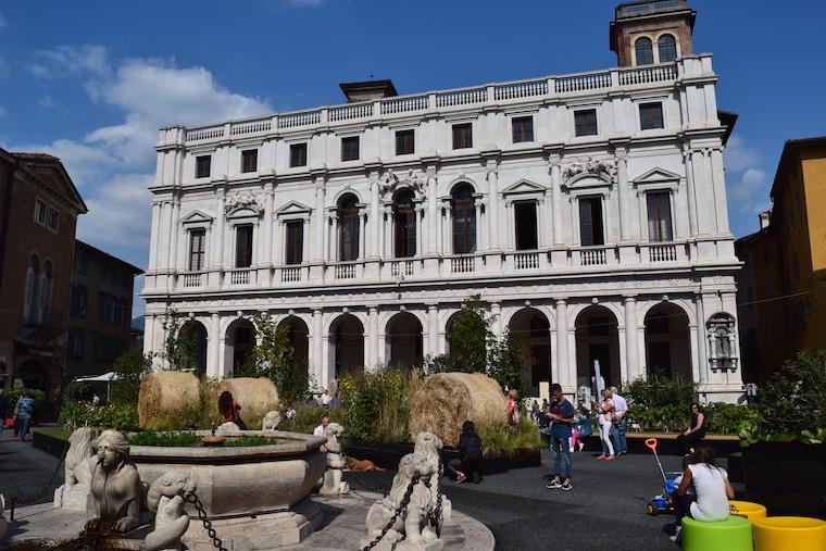 bérgamo itália biblioteca piazza vecchia