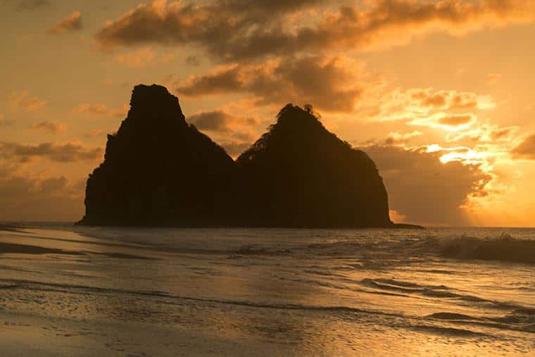 Morro dois Irmãos ao Pôr do Sol, na Praia Cacimba do Padre, em Fernando de Noronha