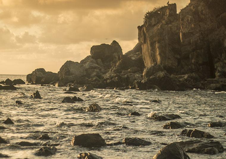 Pedras em praia de fernando de Noronha, ao pôr do sol