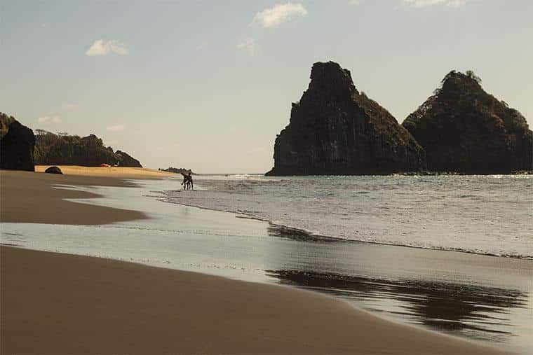 Praia da Cacimba do Padre com os Dois Irmãos ao fundo