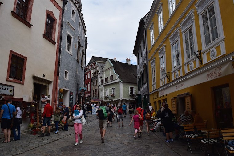 Cesky Krumlov República Tcheca rua colorida