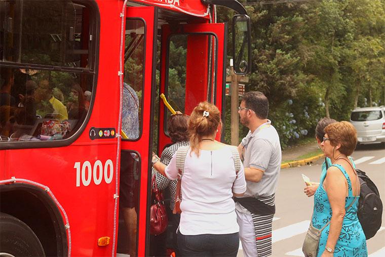 Ônibus turístico entre Gramado e Canela