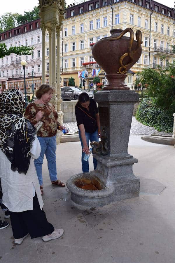 turismo karlovy vary república Tcheca fonte cobra