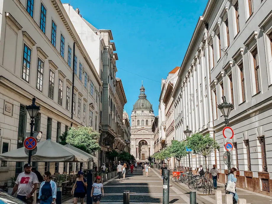 Rua histórica em Budapeste com a Basílica de Santo Estevão ao fundo