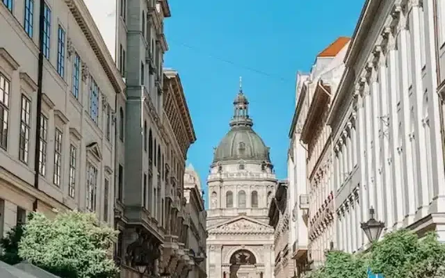 Rua histórica em Budapeste com a Basílica de Santo Estevão ao fundo