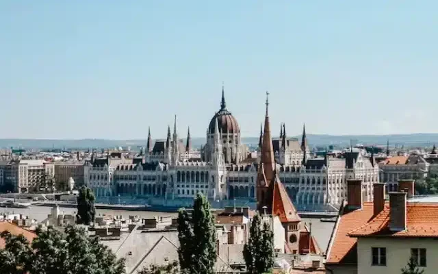 Vista do alto do Parlamento de Budapeste e do Danúbio, uma das coisas o que fazer em Budapeste