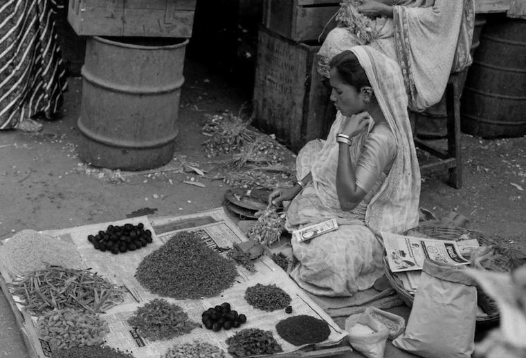 Índia - Mulher vendendo temperos